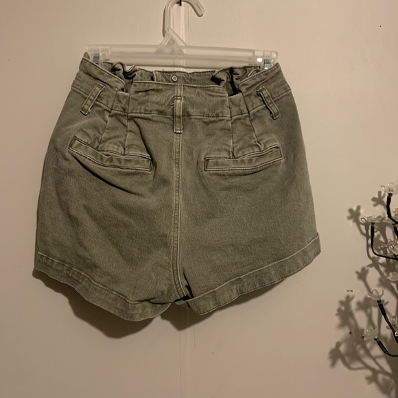 Green Jean shorts with singed waist. - Picture 4 of 8